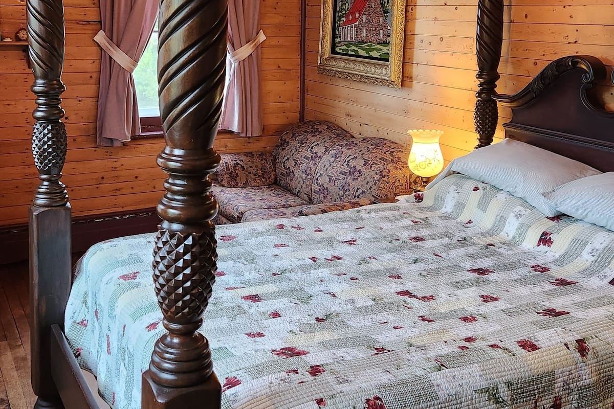 Kamer, 1 queensize bed met slaapbank (La Bourgogne) | Hypoallergeen beddengoed, individueel gedecoreerd