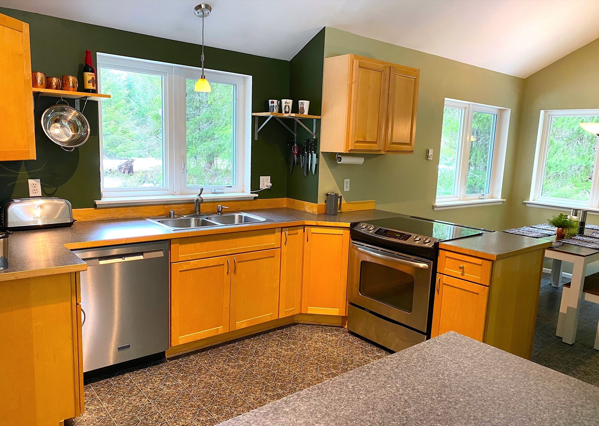 Private 5 Acres on Nisqually River, 2 King Beds