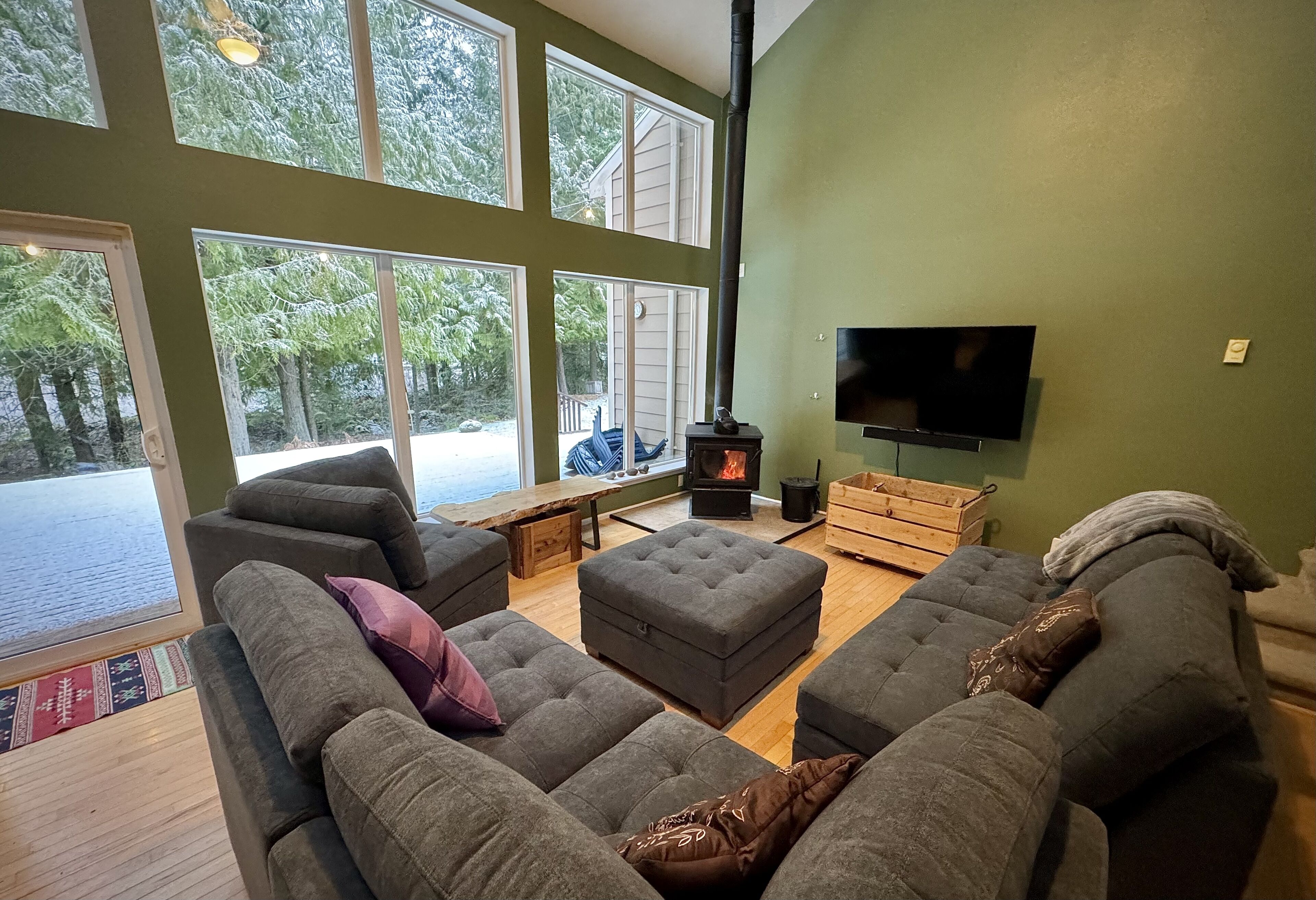 Smart TV, chimenea, libros y estéreo 