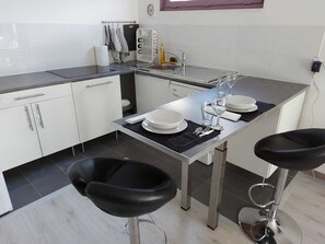 Four à micro-ondes, cafetière-théière, vaisselle et ustensiles