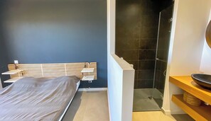 6 bedrooms, iron/ironing board, travel cot, WiFi