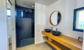 Douche, sèche-cheveux, serviettes fournies