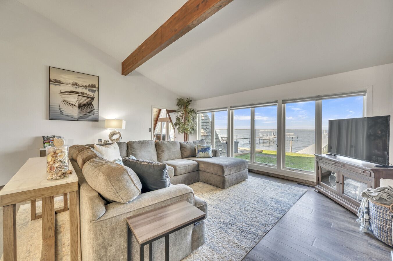 Smart TV, fireplace, stereo