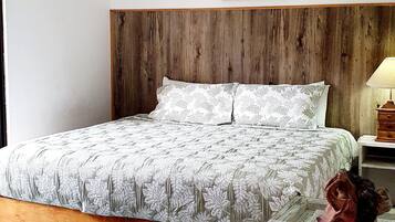Espacio para trabajar con un portátil y tabla de planchar con plancha