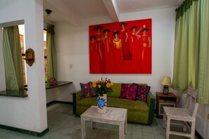 Standardzimmer, 1 King-Bett, Küche, Blick auf den Innenhof | Wohnbereich | 20-Zoll-Flachbildfernseher mit Kabelempfang, Fernseher