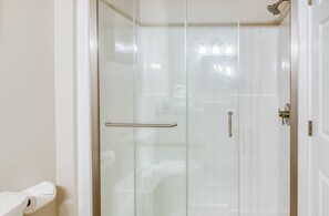 Douche, sèche-cheveux, serviettes fournies