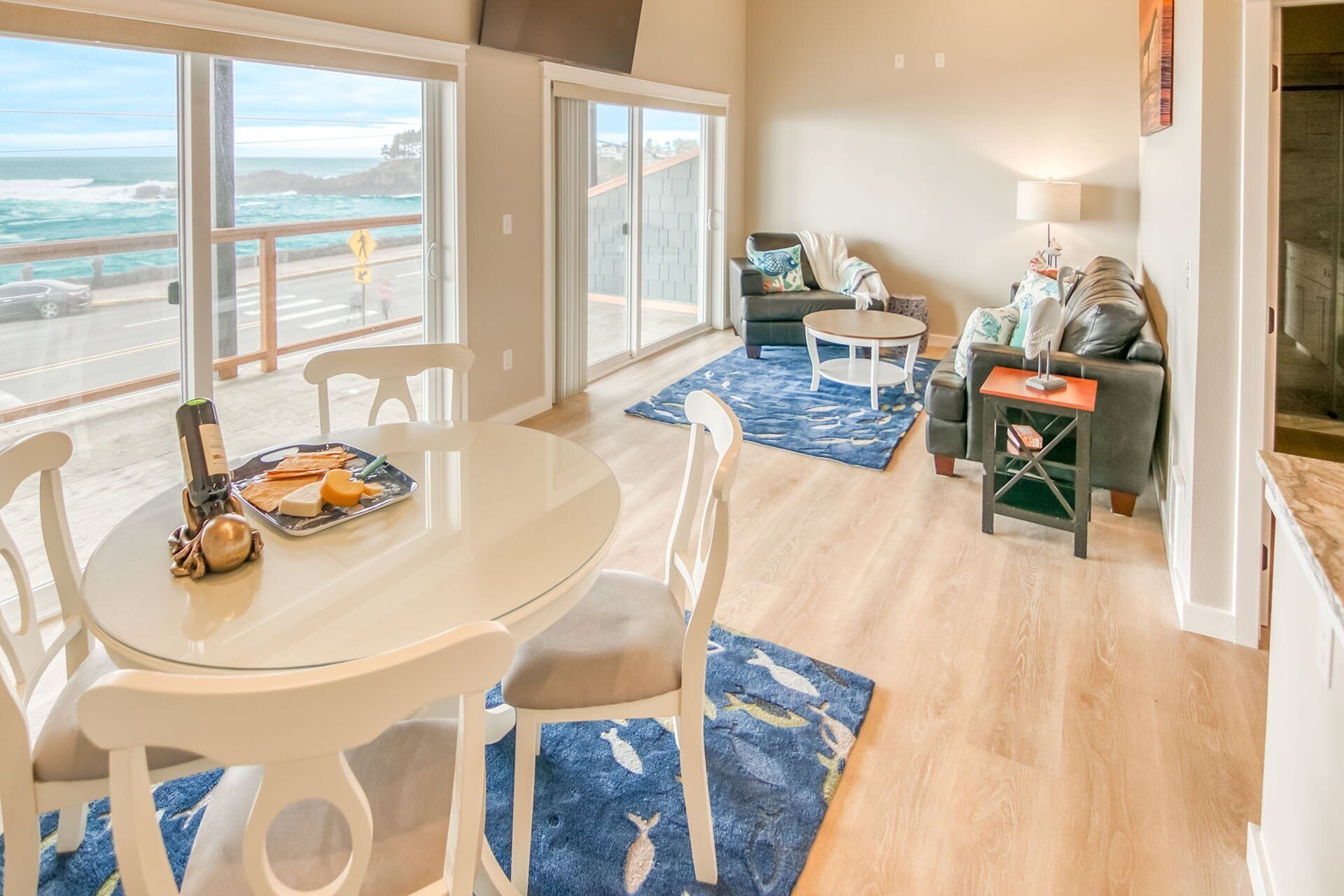 Ocean View & Whale Watching! Dog Friendly in Depoe Bay!