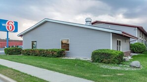 A motel with a single-story structure, a visible entrance, and a clear sky. - Motel6 Fond Du Lac, WI (Fond du Lac)