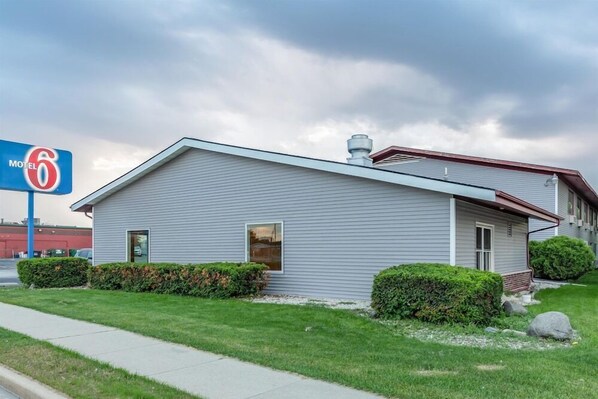 A motel with a single-story structure, a visible entrance, and a clear sky. - Motel6 Fond Du Lac, WI (Fond du Lac)