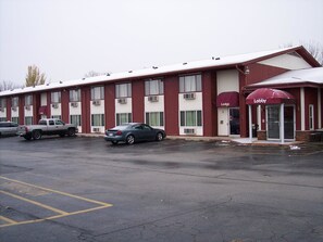 Parking - Motel6 Fond Du Lac, WI (Fond du Lac)