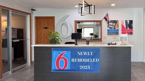 A reception desk with a sign indicating it is newly remodeled in 2024. - Motel6 Fond Du Lac, WI (Fond du Lac)