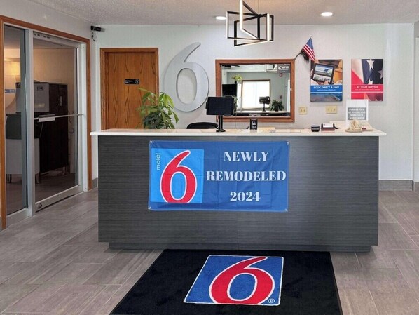 A reception desk with a sign indicating it is newly remodeled in 2024. - Motel6 Fond Du Lac, WI (Fond du Lac)
