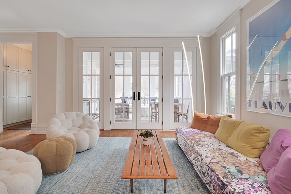 Smart-TV, Kamin, Videospiele, Bücher