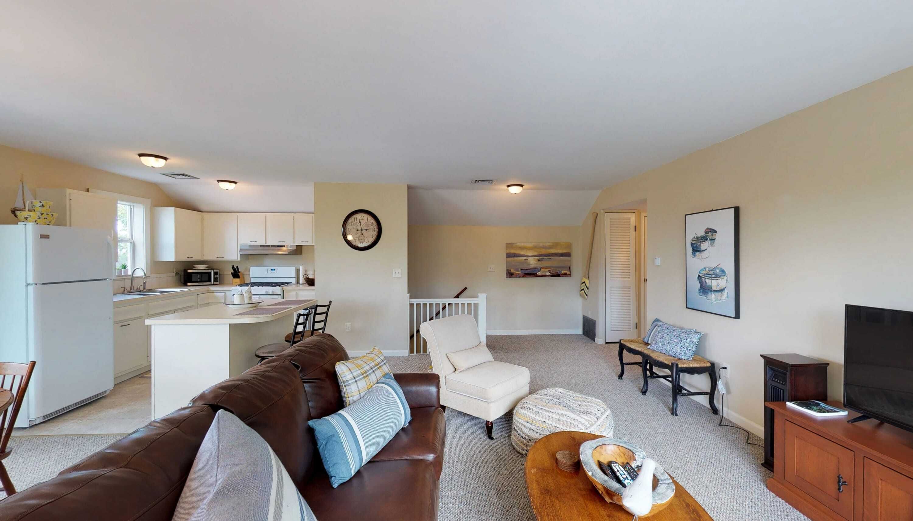 Spacious 1 Bdrm Pet friendly Rental/ short walk to Village