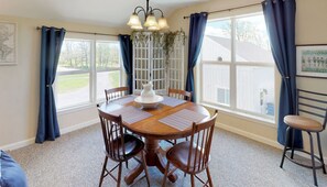Dining - 1 Bdrm Pet friendly Rental/ Walkable to Village (Skaneateles)