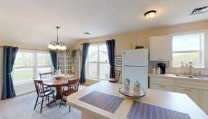 Fridge, microwave, oven, stovetop - 1 Bdrm Pet friendly Rental/ Walkable to Village (Skaneateles)