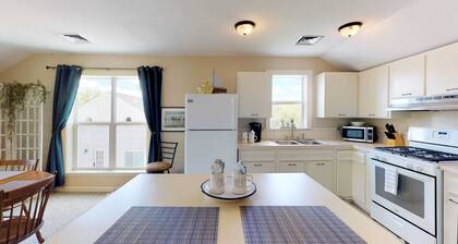 Spacious 1 Bdrm Pet friendly Rental/ short walk to Village