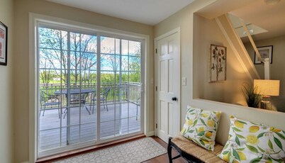 2 bed Carriage House/Pet friendly-Walk to Village