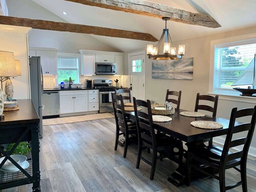 2 Bedroom/Pet Friendly/short walk to Village