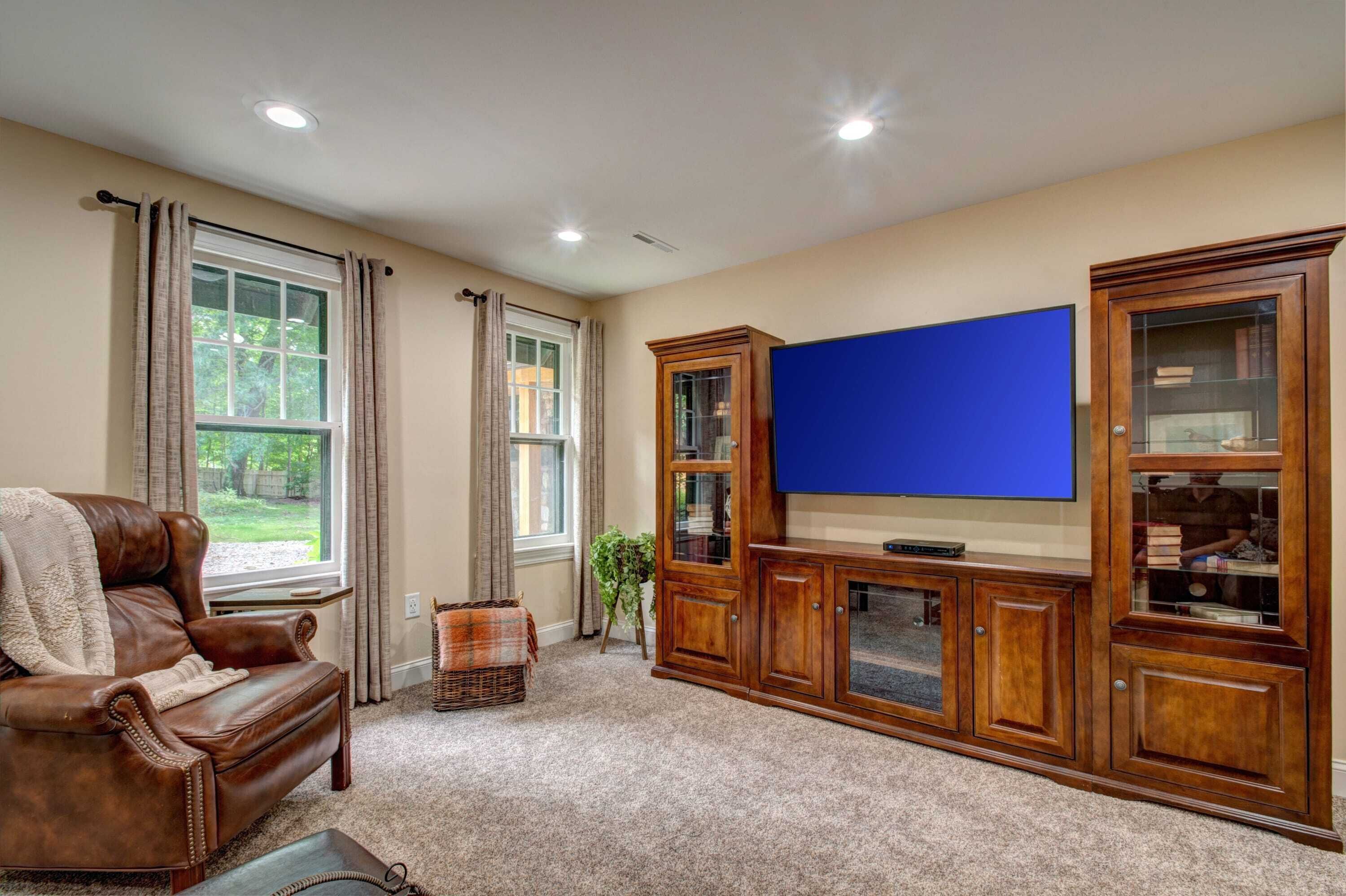 Historic Samuel Hopkins Adams 6bd/4 bath- Level lakefront Home sleeps 14!