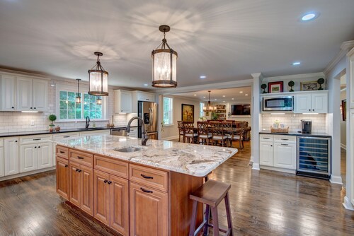 Hummingbird Manor-6 Bedrooms, 6 EnSuite Baths, Minutes from Downtown Skaneateles