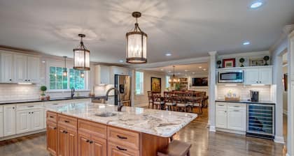 Hummingbird Manor-6 Bedrooms, 6 EnSuite Baths, Minutes from Downtown Skaneateles