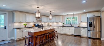 Hummingbird manor 6 beds/6 ensuite baths-minutes from Skaneateles village center.