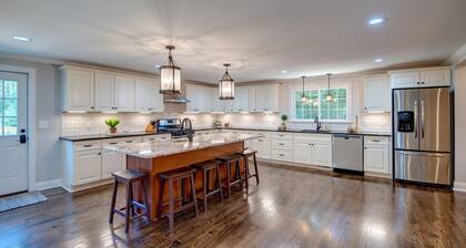 Hummingbird manor 6 beds/6 ensuite baths-minutes from Skaneateles village center.