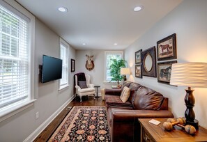 Smart TV, chimenea, oficina