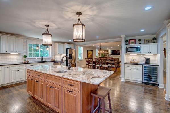 Fridge, microwave, oven, stovetop - Skaneateles Pet friendly 6 bed 6 bath on Main St very close to downtown center (Skaneateles)