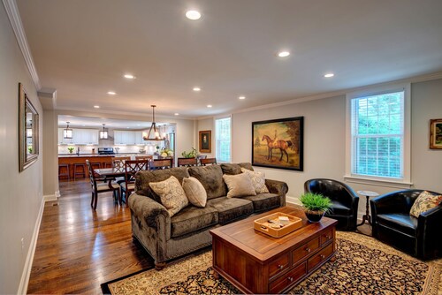 Hummingbird manor 6 beds/6 ensuite baths-minutes from Skaneateles village center.