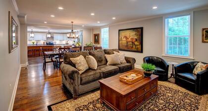 Hummingbird manor 6 beds/6 ensuite baths-minutes from Skaneateles village center.