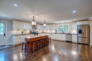 Fridge, microwave, oven, stovetop - Skaneateles Pet friendly 6 bed 6 bath on Main St very close to downtown center (Skaneateles)