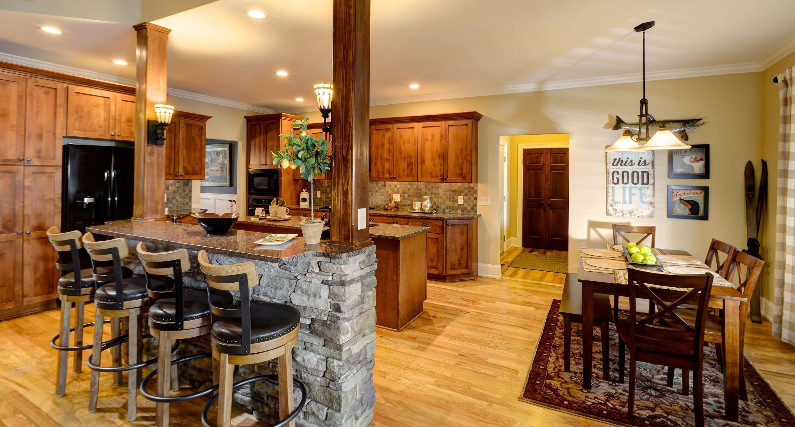 Upscale Adirondack inspired Evan's Lodge in Skaneateles-1 mile drive to downtown