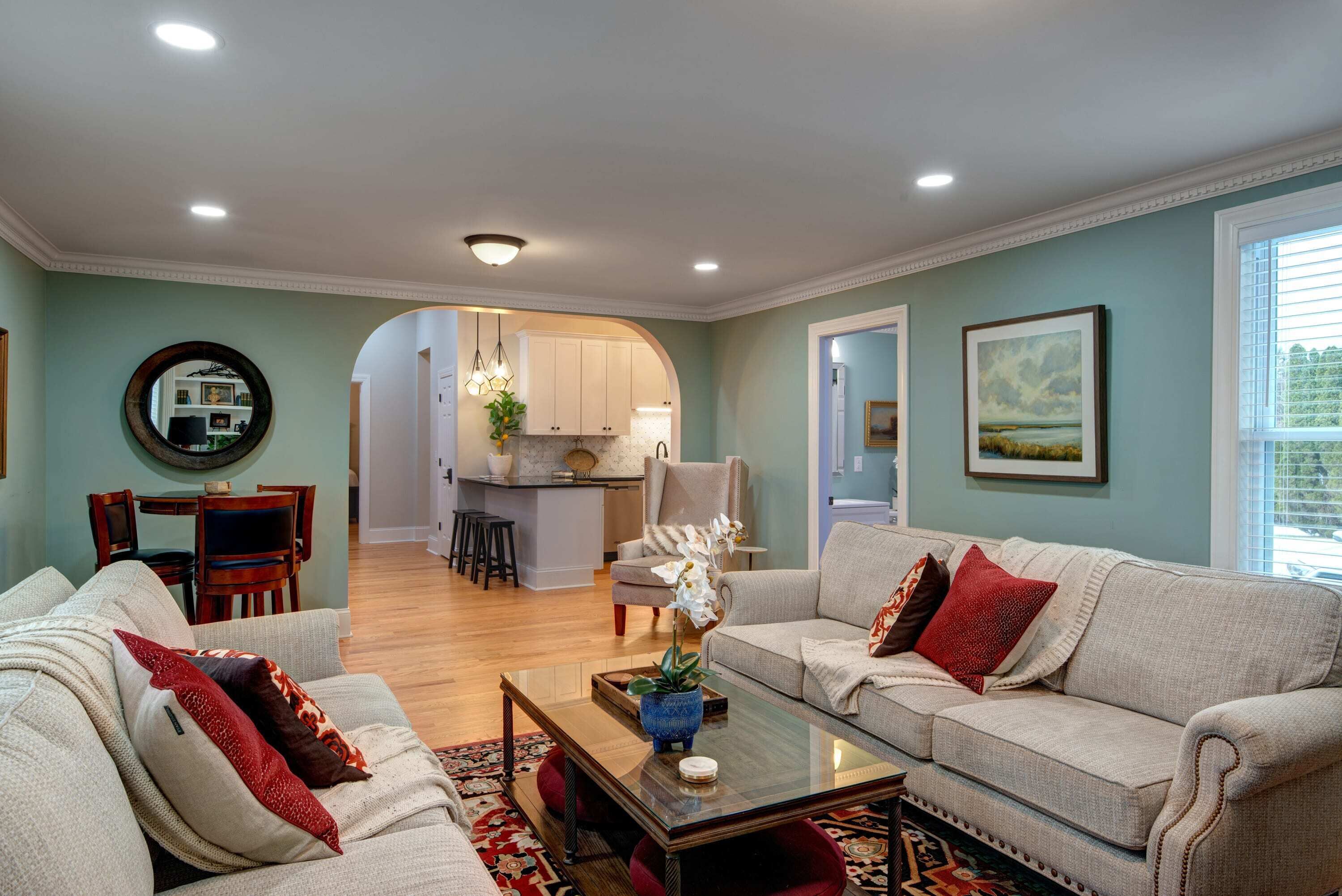 Smart TV, chimenea y oficina 