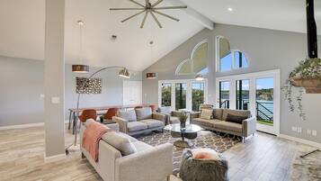 TV connectée, cheminée, table de tennis de table, livres