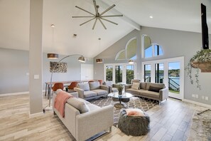 Smart TV, chimenea, tenis de mesa y libros