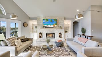 Una Smart TV, una chimenea, una mesa de tenis de mesa, libros