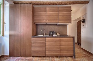 Kühlschrank, Mikrowelle, Wasserkocher mit Kaffee-/Teezubehör