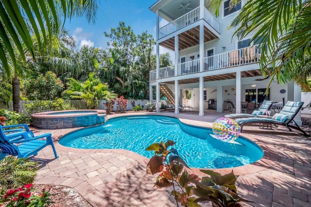 Beautiful home w/ Heated Pool, Hot Tub, Putting Green⛳️. 2-minute walk to beach!