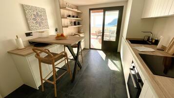 Coffee/tea maker, fridge, microwave, oven