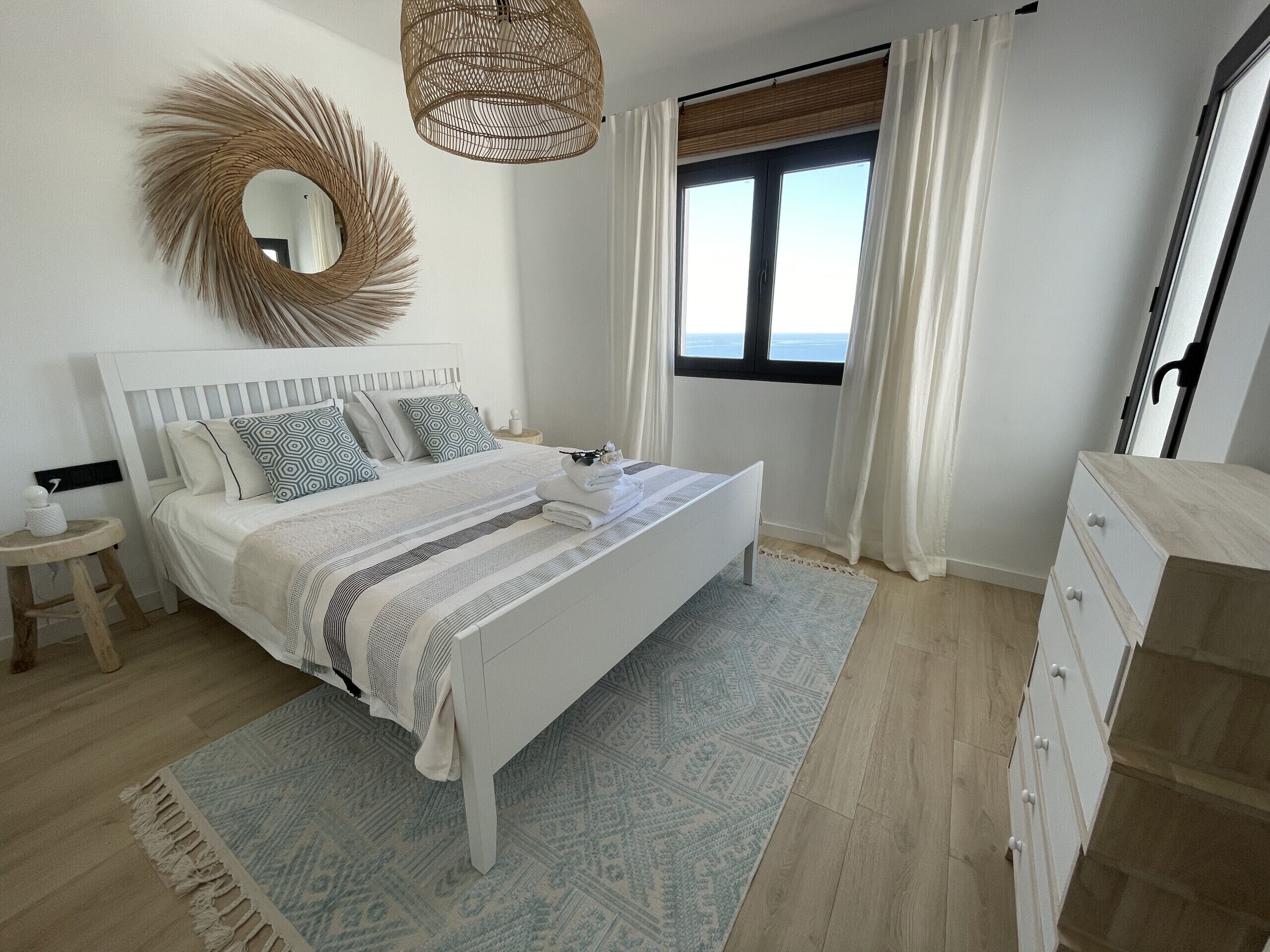 3 bedrooms, iron/ironing board, WiFi (free), bed sheets