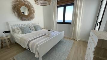 3 bedrooms, iron/ironing board, WiFi (free), bed sheets