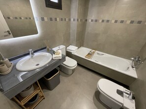 A modern bathroom with a sink, toilet, and bathtub. - Stunning 3 bedroom house with communal pool and views (La Herradura)