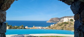 Stunning 3 bedroom house with communal pool and views
