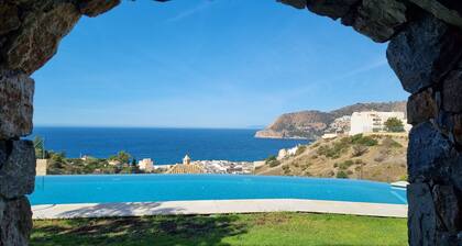 Stunning 3 bedroom house with communal pool and views