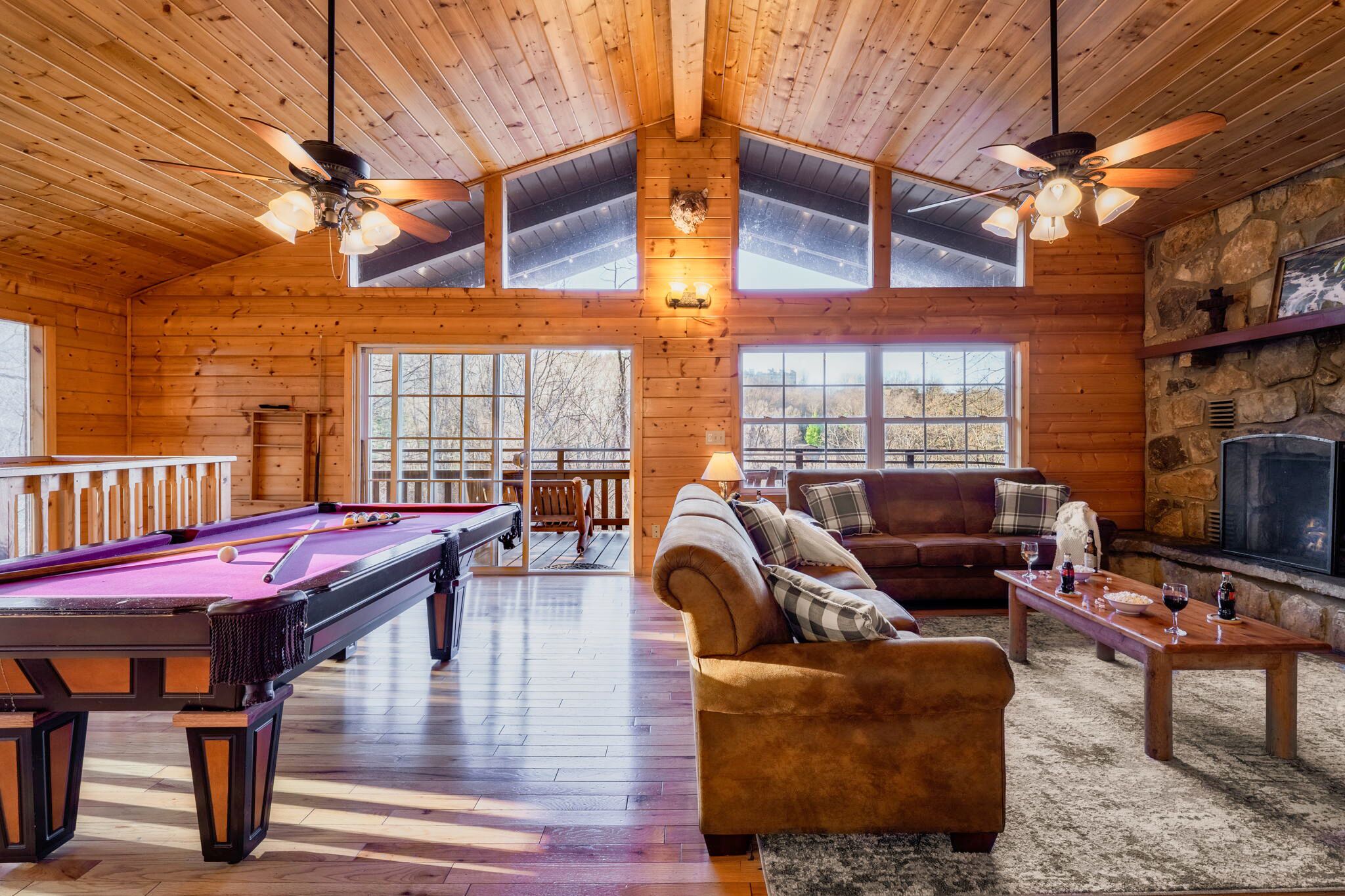 Smart TV, chimenea, videojuegos y futbolito 