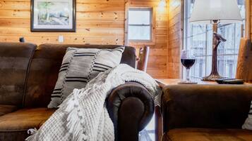 Smart TV, chimenea, videojuegos y futbolito