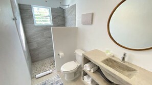 Dusj, hårføner, håndklær og såpe