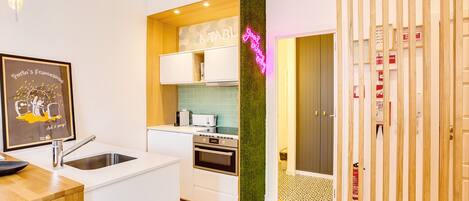 ثلاجة، ميكروويف، غسالة أطباق، ماكينة لصنع القهوة/الشاي